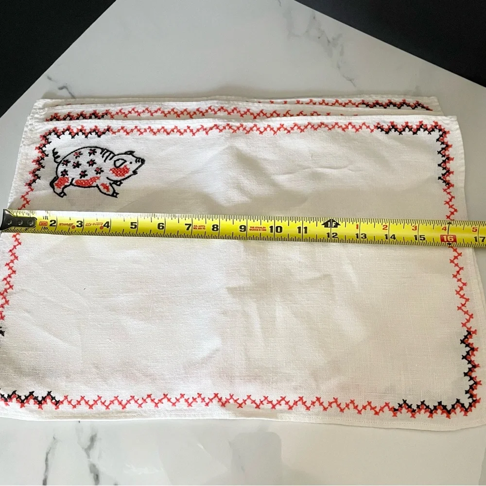 8 Piece SET - Vintage Embroidered Animal Themed Placemats & Napkins